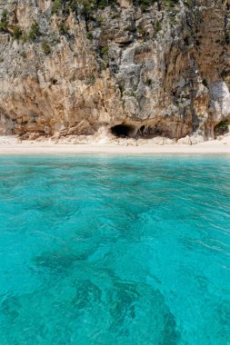 Sardunya kıyılarında bir yelkenli - İtalya