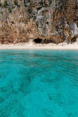 Sardunya kıyılarında bir yelkenli - İtalya