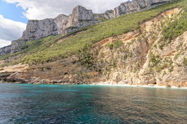 Sardunya kıyılarında bir yelkenli - İtalya