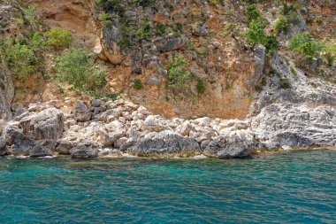 Sardunya kıyılarında bir yelkenli - İtalya