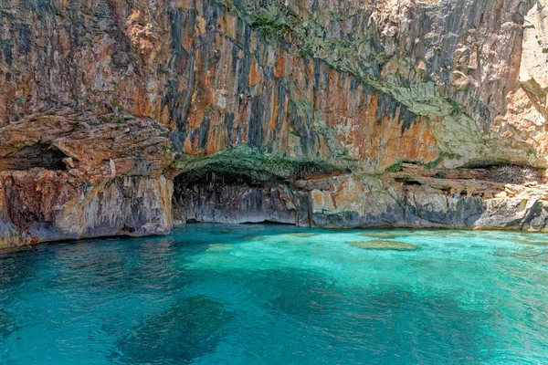 Segelboot vor der Küste Sardiniens - Italien — Stockfoto