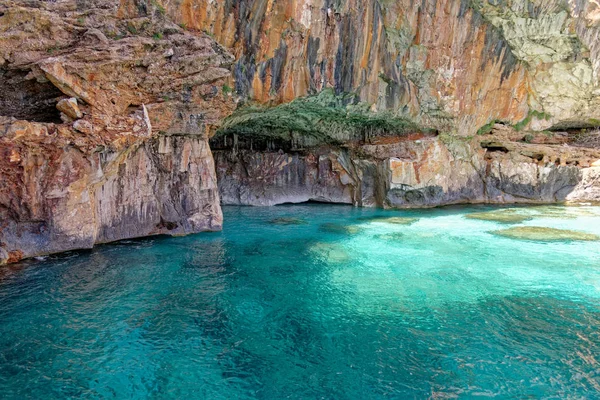 Veleiro ao largo da costa da Sardenha - Itália — Fotografia de Stock