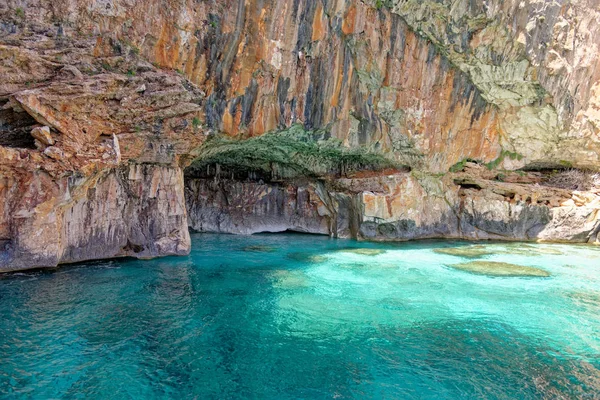 Veleiro ao largo da costa da Sardenha - Itália — Fotografia de Stock