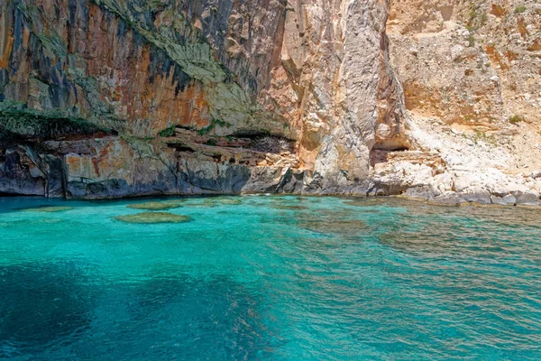 Veleiro ao largo da costa da Sardenha - Itália — Fotografia de Stock