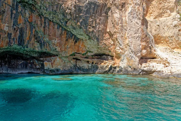 Segelboot vor der Küste Sardiniens - Italien — Stockfoto