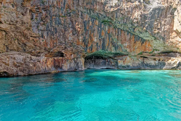 Veleiro ao largo da costa da Sardenha - Itália — Fotografia de Stock