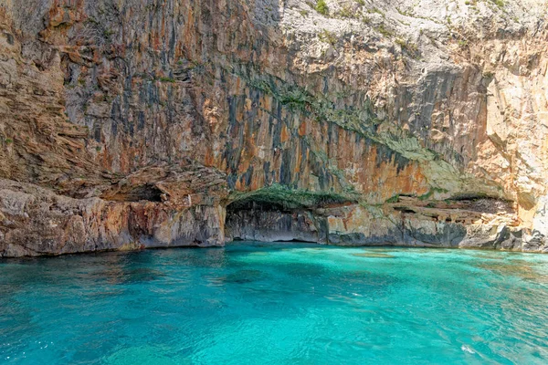 Sardunya kıyılarında bir yelkenli - İtalya