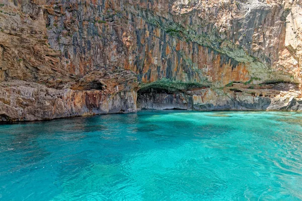 Żaglówka u wybrzeży Sardynii - Włochy — Zdjęcie stockowe