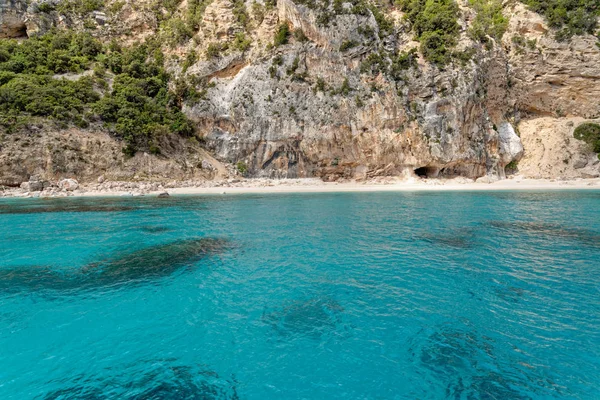 Barca a vela al largo della costa della Sardegna - Italia — Foto Stock