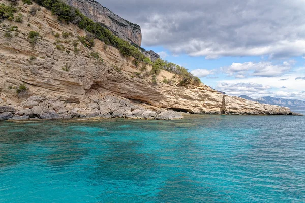 Segelboot vor der Küste Sardiniens - Italien — Stockfoto