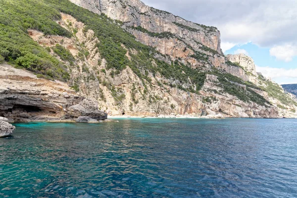 Морський човен біля узбережжя Сардинії (Італія). — стокове фото