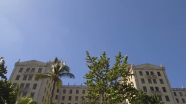 Küba, Havana, Vedado 'nun ortasındaki Malecon' da bulunan tarihi Hotel Nacional de Cuba. La Habana, Küba. Fotoğraf 1 Kasım 2018 'de çekildi.