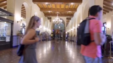 Küba, Havana, Vedado 'nun ortasındaki Malecon' da bulunan tarihi Hotel Nacional de Cuba 'nın içinde yürüyoruz. La Habana, Küba. Fotoğraf 1 Kasım 2018 'de çekildi.