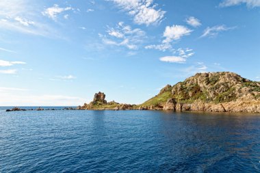 Sardunya kıyılarında bir yelkenli - İtalya