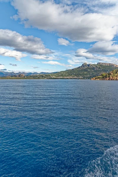 Velero frente a la costa de Cerdeña - Italia — Foto de Stock