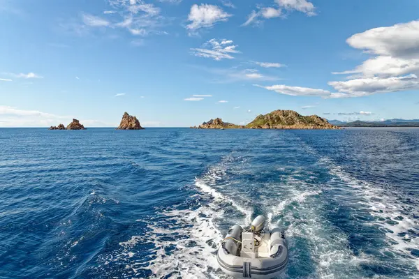 Plachetnice u pobřeží Sardinie - Itálie — Stock fotografie