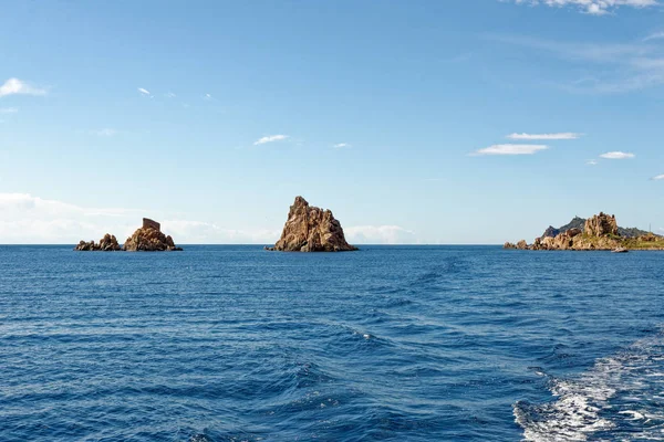 Velero frente a la costa de Cerdeña - Italia —  Fotos de Stock