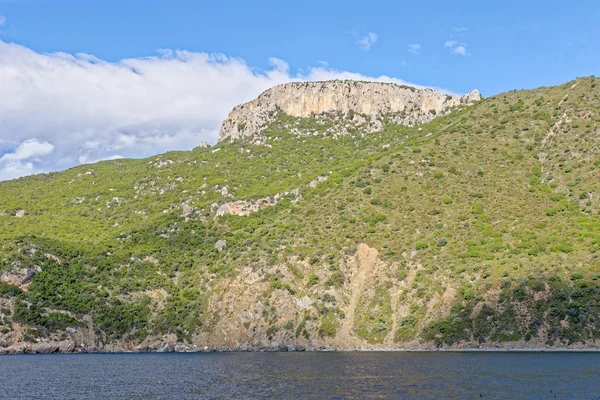 Velero frente a la costa de Cerdeña - Italia — Foto de Stock