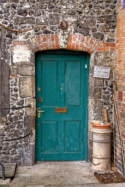 Вид на двері будинків-вінчестер, Великобританія — стокове фото