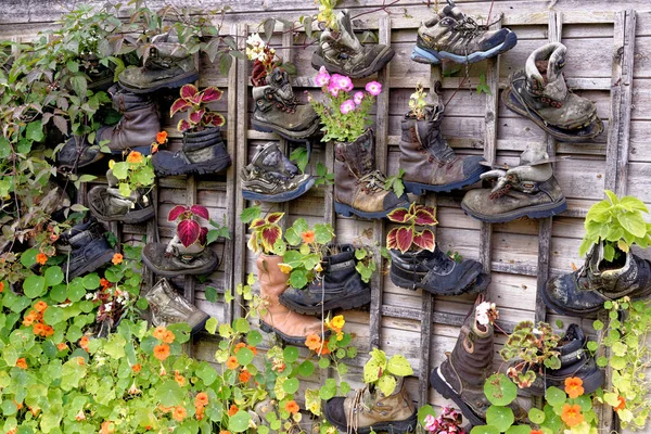 Рустічні садові горщики в сільському селі — стокове фото