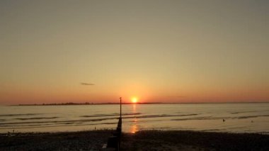 West Sussex Chichester yakınlarındaki West Wittering plajı - Gün batımında İngiltere - 25 Ağustos 2019