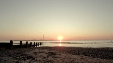 West Sussex Chichester yakınlarındaki West Wittering plajı - Gün batımında İngiltere - 25 Ağustos 2019