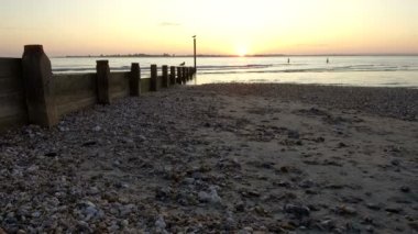 West Sussex Chichester yakınlarındaki West Wittering plajı - Gün batımında İngiltere - 25 Ağustos 2019