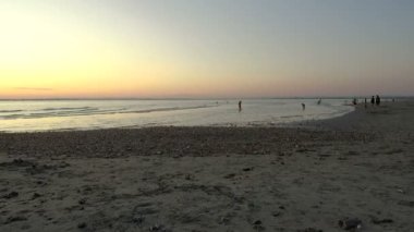 West Sussex Chichester yakınlarındaki West Wittering plajı - Gün batımında İngiltere - 25 Ağustos 2019
