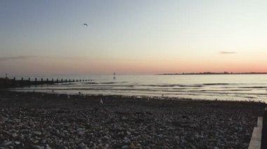 West Sussex Chichester yakınlarındaki West Wittering plajı - Gün batımında İngiltere - 25 Ağustos 2019