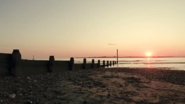 West Sussex Chichester yakınlarındaki West Wittering plajı - Gün batımında İngiltere - 25 Ağustos 2019