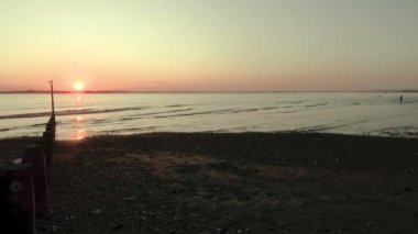 West Sussex Chichester yakınlarındaki West Wittering plajı - Gün batımında İngiltere - 25 Ağustos 2019