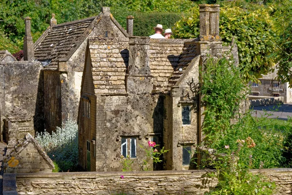 Famoso villaggio modello a Bourton sull'acqua - Regno Unito — Foto Stock