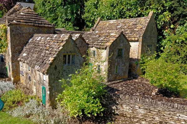 Famoso villaggio modello a Bourton sull'acqua - Regno Unito — Foto Stock