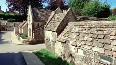 Bourton on the Water 'daki ünlü model köy, Cotswolds Gloucestershire, İngiltere. Fotoğraf 26 Ağustos 2019 'da çekildi.