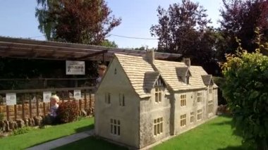 Bourton on the Water 'daki ünlü model köy, Cotswolds Gloucestershire, İngiltere. Fotoğraf 26 Ağustos 2019 'da çekildi.