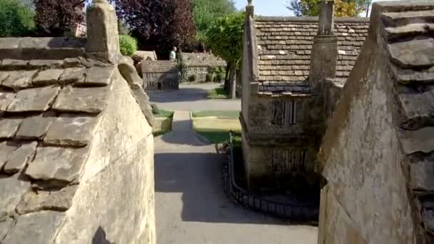 Das Berühmte Modelldorf Bourton Wasser Cotswolds Gloucestershire England Foto Vom — Stockvideo