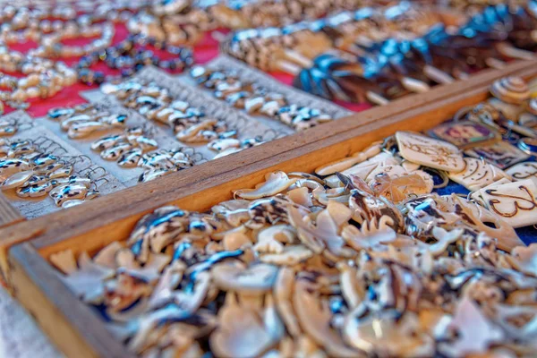 Handgefertigter Schmuck - varadero - kuba — Stockfoto