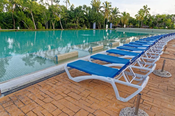 Cadeiras de praia perto da piscina — Fotografia de Stock