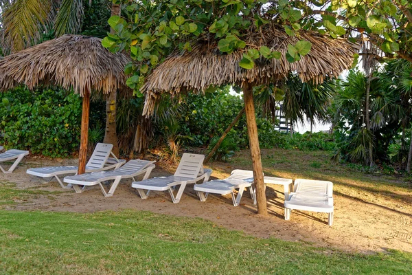 Cadeira de praia com guarda-chuva na bela praia tropical — Fotografia de Stock