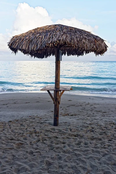 Woven straw beach umbrella — Stock Photo, Image