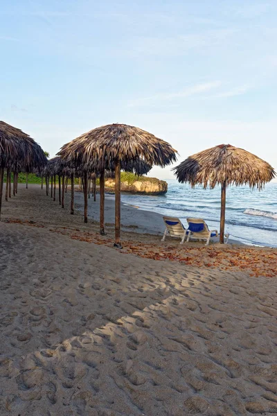 Silla de playa con sombrilla en la hermosa playa tropical — Foto de Stock