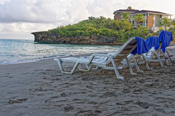 Chaise de plage avec parasol sur belle plage tropicale — Photo