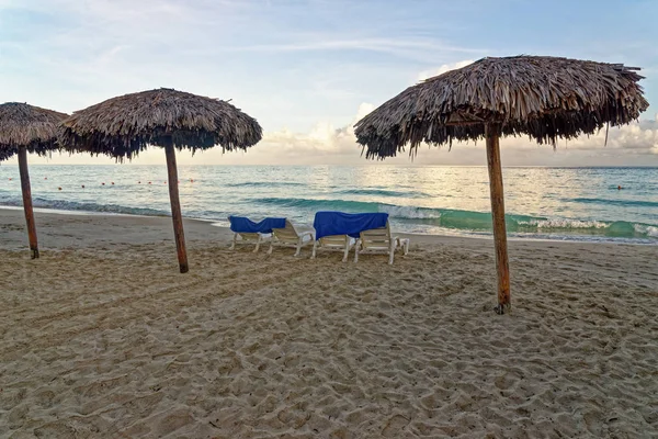 Καρέκλα παραλίας με ομπρέλα στην όμορφη τροπική παραλία — Φωτογραφία Αρχείου