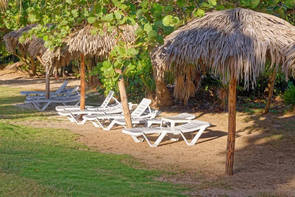 Beach chair with umbrella on beautiful tropical beach — Stockfoto