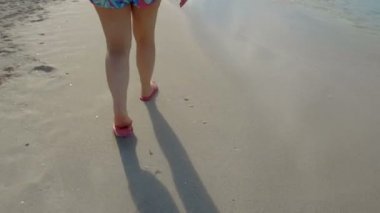 Varadero 'nun güneşli sahillerinde yürüyen kadın bacakları - Küba
