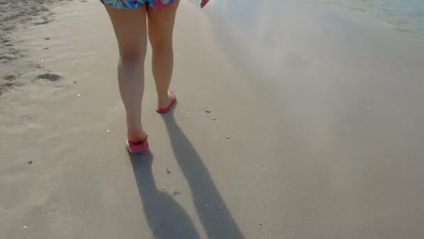 Vrouwenbenen Lopend Het Zonnige Strand Varadero Cuba — Stockvideo