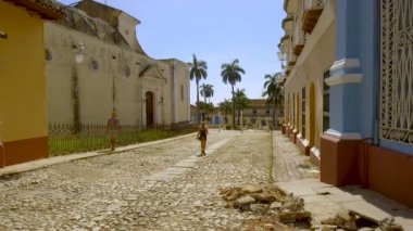 Küba 'nın tarihi Trinidad kenti. Trinidad, Küba 'nın orta kesiminde, sömürgeci eski kasabası ve kaldırım taşı caddeleriyle tanınan bir kasabadır. 3 Kasım 2019