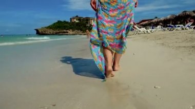 Varadero 'nun güneşli sahillerinde yürüyen kadın bacakları - Küba