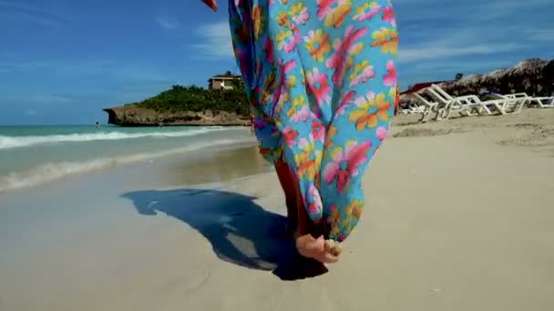 Vrouwenbenen Lopend Het Zonnige Strand Varadero Cuba — Stockvideo