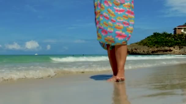 Gambe Donna Che Camminano Sulla Spiaggia Soleggiata Varadero Cuba — Video Stock